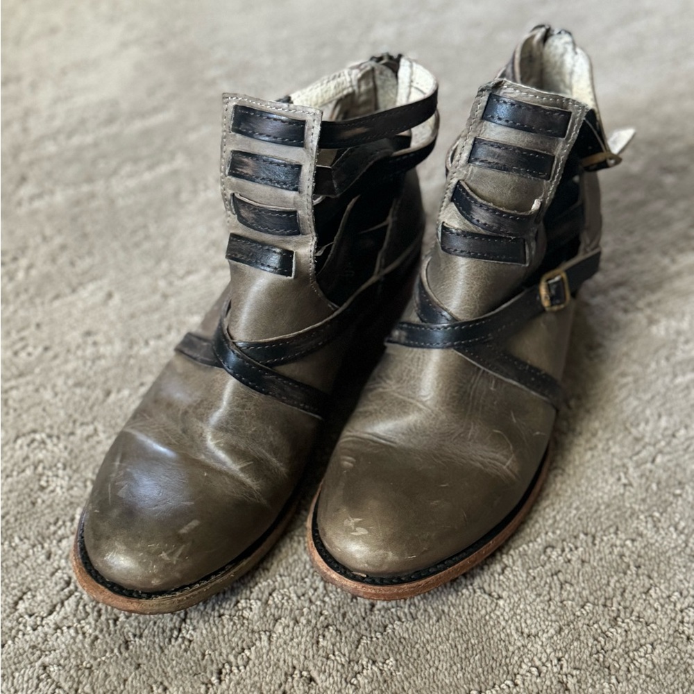 Super cute Freebird boots. This is the Stair boot in distressed gray size 7.